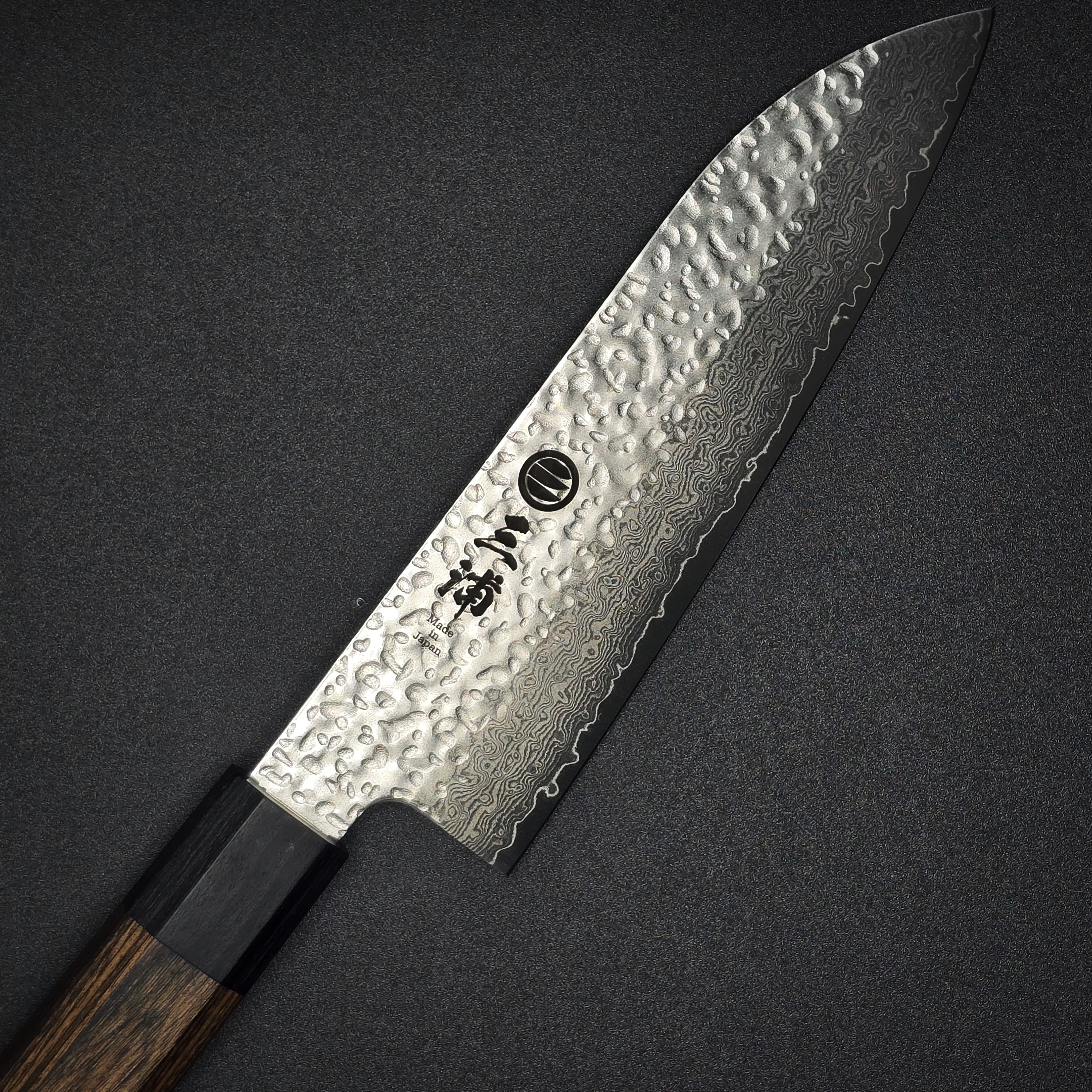 JAPONES: SANTOKU 165mm DAMASCO MARTILLADO VG-10 MANGO EN PAKKAWOOD NEGRA - Image 3